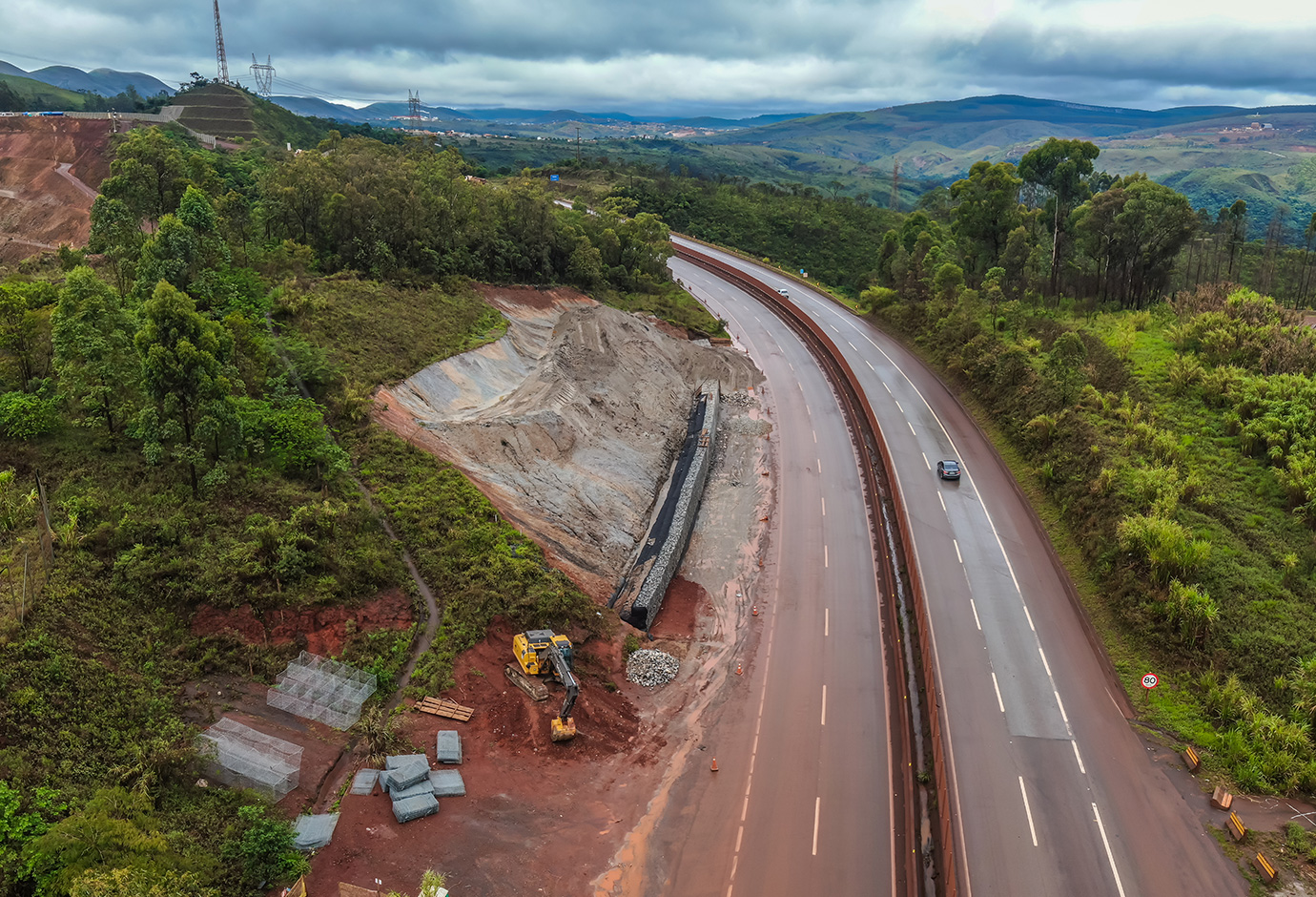 Km 579+100 Sul – Obra Terraplenagem e Contenção